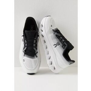 On Running White & Black Men’s Size 10.5 – Excellent Used Condition